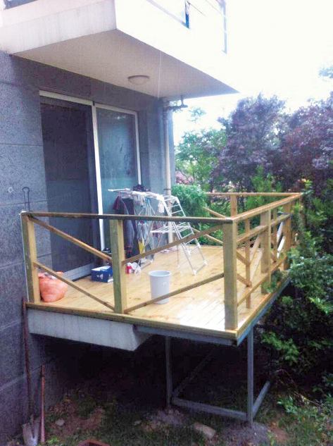 住户私扩宽阳台 邻居自觉无隐私