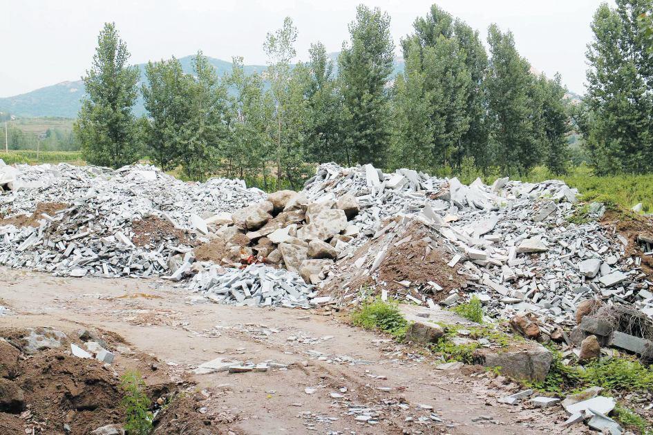 建筑垃圾堆现身乡村公路旁