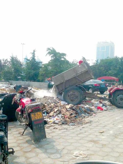 北京路市场有大片垃圾“囤”在空地上