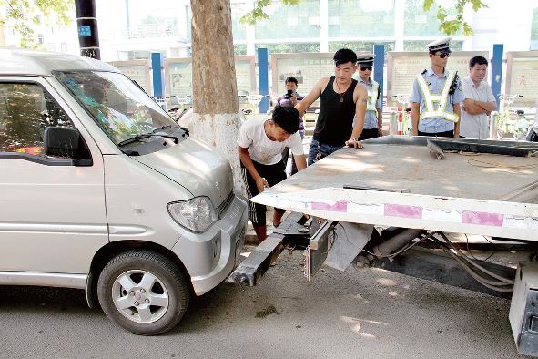 莒县交警整治车辆乱停乱放