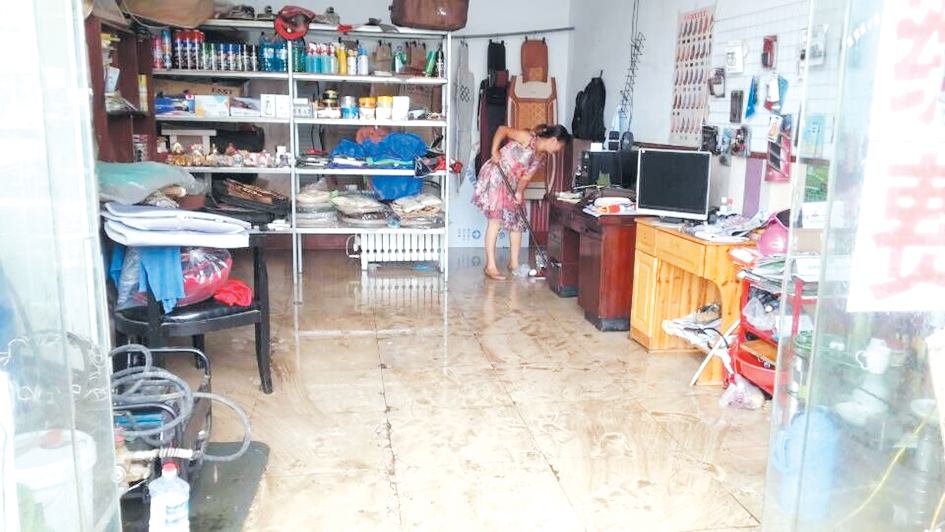 一场急雨沿街 7 家商铺进水