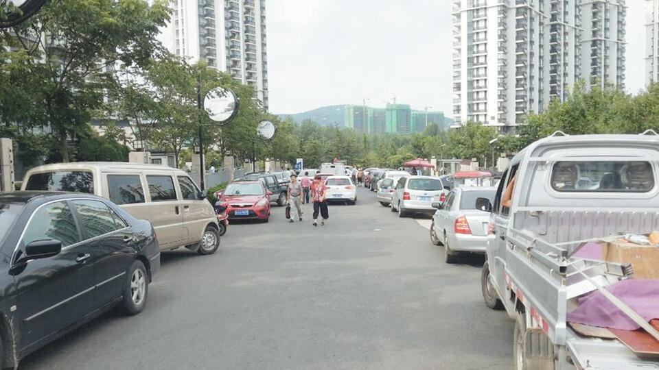 小区地下车库收费引业主抗议