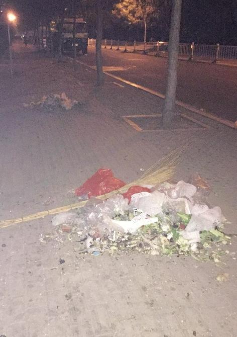 曲阜路人行道有人半夜偷倒垃圾