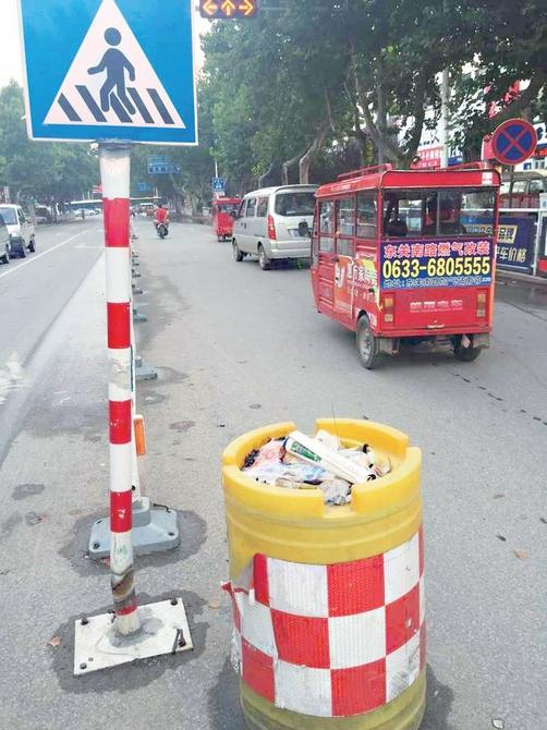 道路防撞桶“变身”垃圾桶