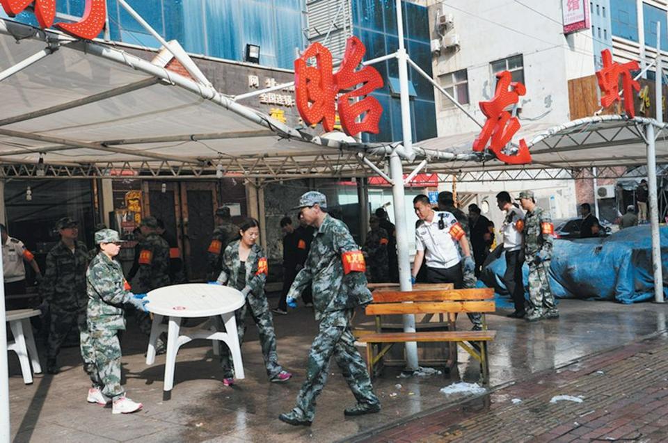 东港区整治环境秩序下“狠手”
