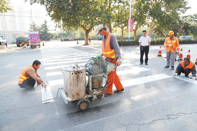 城区 14 条人行道进行整治改造