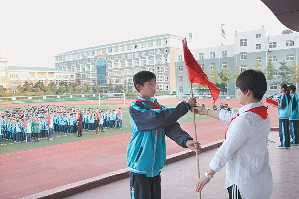 北京路中学初一年级举行少先队建队活动