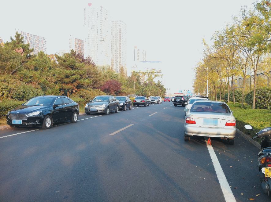 淄博路非机动车道成停车场