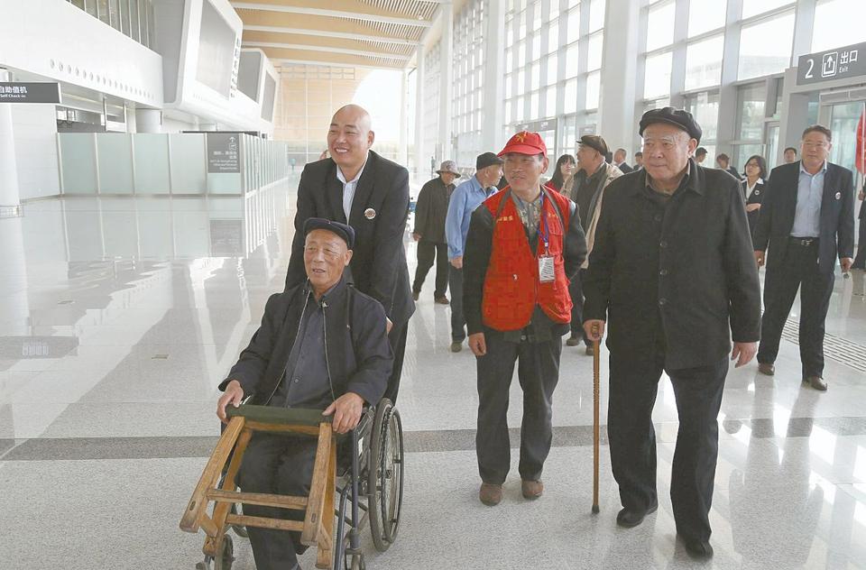 载着老人游机场