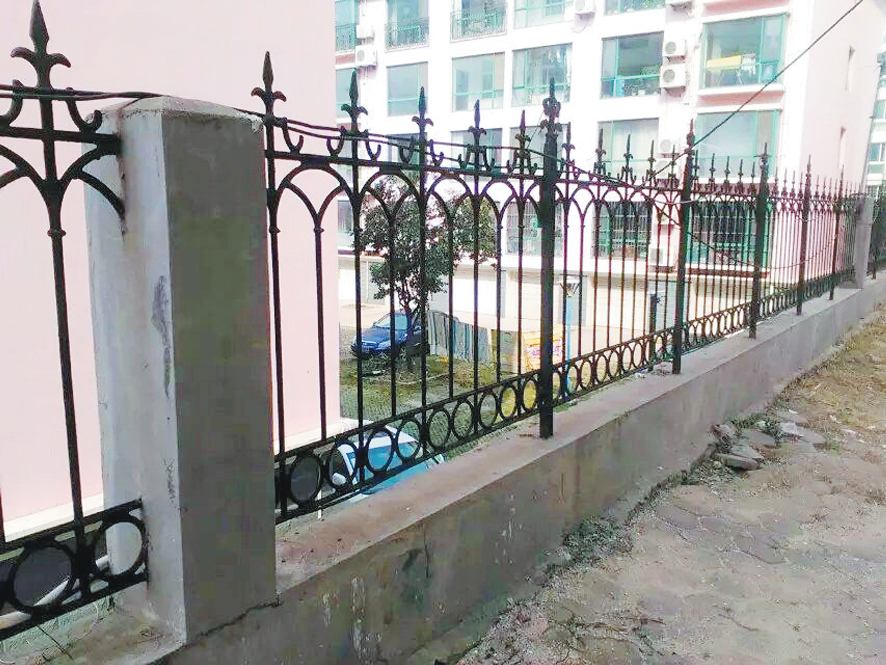 环境整治重还小区栅栏“通透”