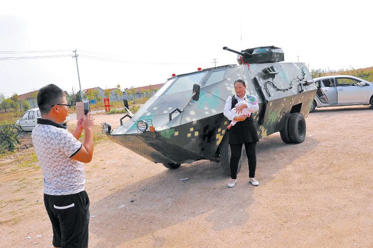 “装甲车”不能上路但揽来生意