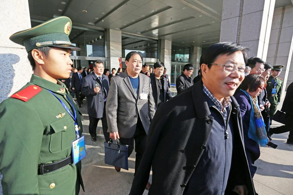 代表们走出会场