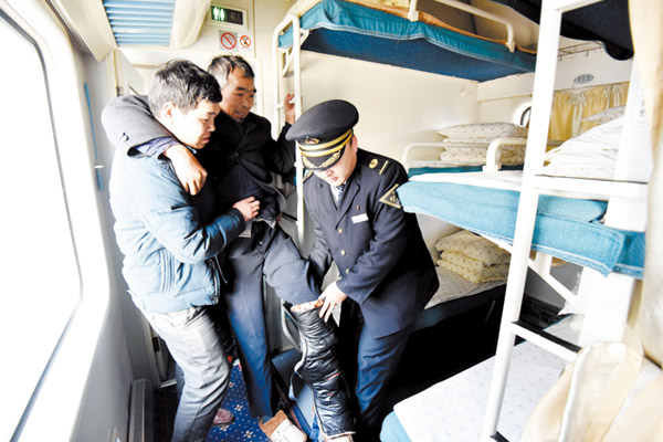 帮老人上火车