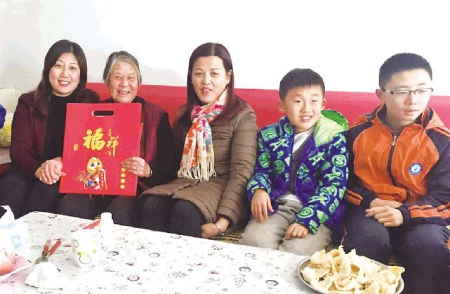 情系老年人 社区送温暖