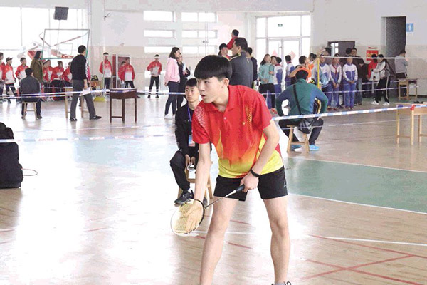 东港区青少年羽毛球锦标赛火热开赛