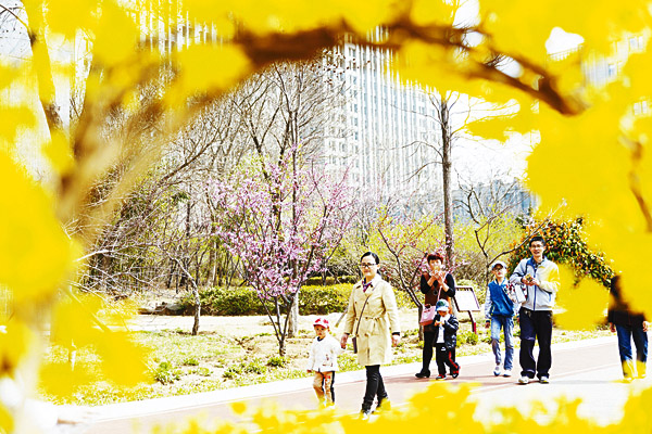 踏春赏景正当时
