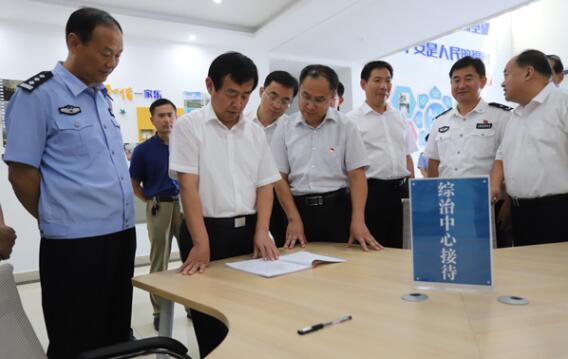 以雷霆之势扫黑　以霹雳手段除恶