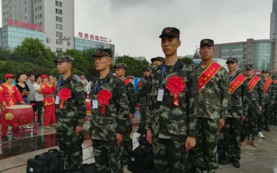 我市新兵奔赴军营 