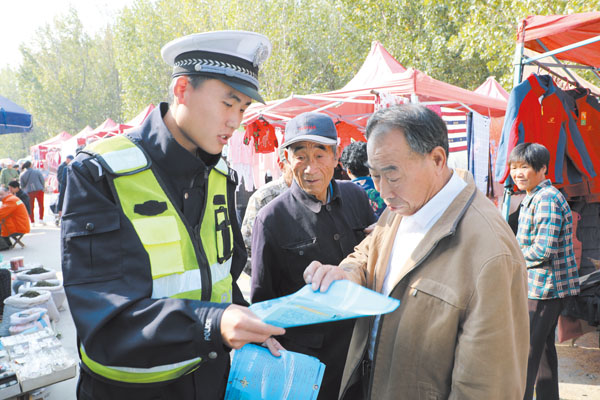 交通安全知识 进集市送群众
