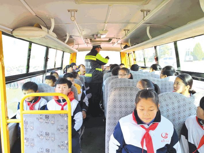 校车安全应急逃生演练