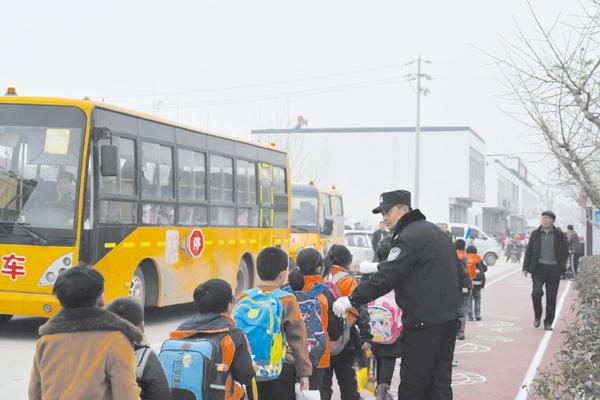 岚山450名警务助理走上“护学岗”