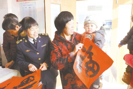 为社区居民送春联