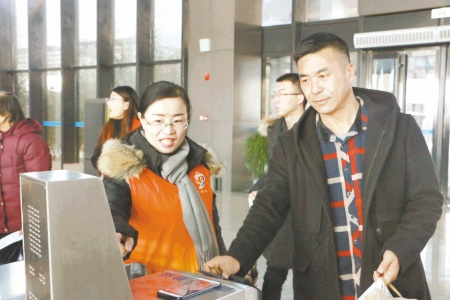 志愿者温暖回家路