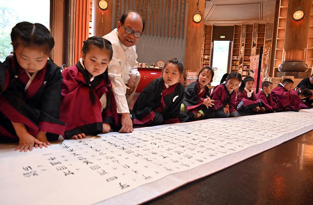 老党员书写170米书法长卷庆国庆