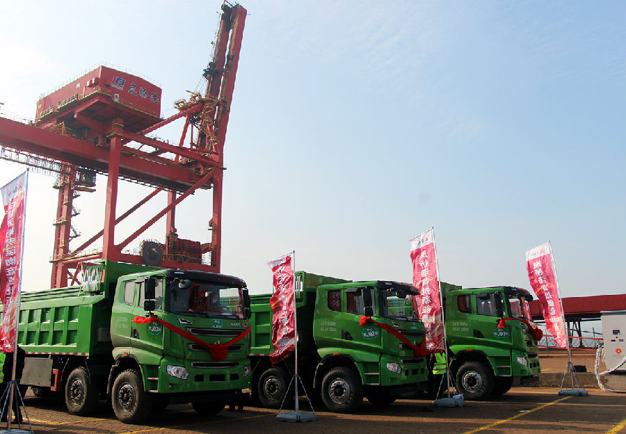 岚桥港首批新能源自卸车进港助力绿色港口建设