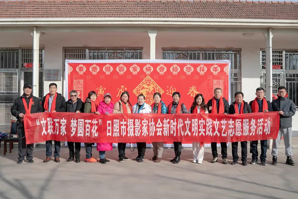 摄影公益丨快门声定格“全家福”