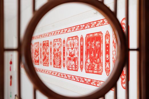 一方红纸剪出“光阴的故事”