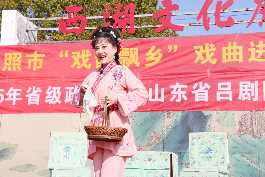 “戏韵飘乡”进大集