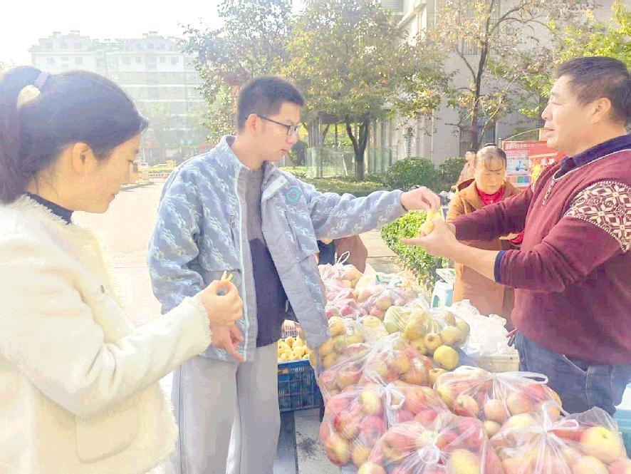 “暖鑫集市”进小区 金融服务赢民心