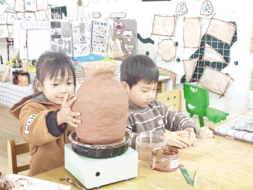 小小巧手体验泥塑乐趣