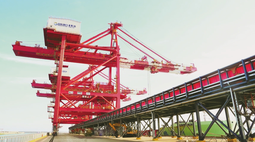 山东港口日照港岚南17泊位靠泊首艘外贸船舶