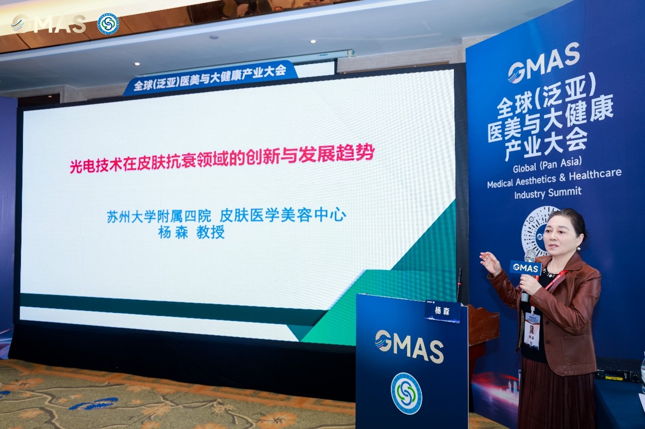 基于此,她强调面部抗衰的主要思路为“对抗重力影响、重塑支撑结构,实现面部组织复位”。并通过对比不同技术,指出相较于其他能量源技术,单极射频具备“作用深度深,可以作用于皮肤、皮下脂肪和浅筋膜,局限相对少且严重不良反应罕见”等优势。像YOUMAGIC舒立缇这类使用单极有回路射频技术的设备,拥有“三维深层容积式加热”能力,能在组织中形成更大、更均匀的热场,进而实现整体抗衰与提拉紧致效果,已成为越来越多求美者的优先选择。